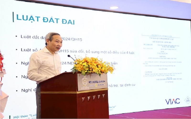 Ông Phan Đức Hiếu trình bày tại Hội thảo