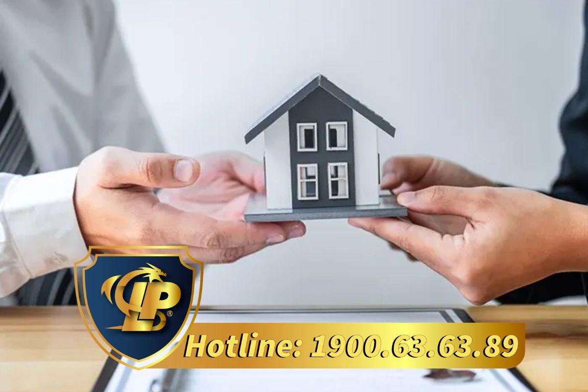 What criteria are used to evaluate the services of brokers specializing in high-end townhouses and villas?